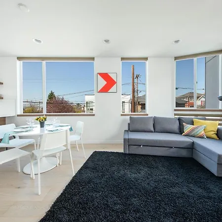 Modern Townhome In Seattle'S Central District With Rooftop